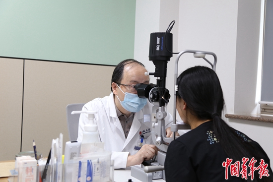 高考生扎堆做近视手术，专家提醒不能一劳永逸