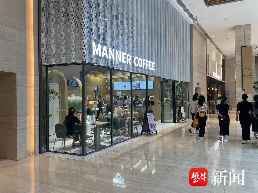 记者探访Manner咖啡：点单系统混乱、有人加价售卖联名赠品