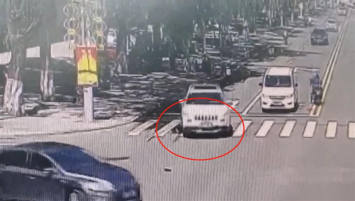 内蒙古乌兰察布一女子等红灯时被车辆二次碾压致死，当地警方介入调查