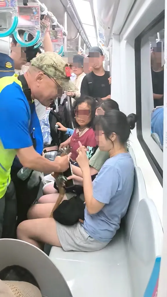 65岁男子强行要求女乘客让座，遭拒后袭扰对方！北京警方通报：已拘留