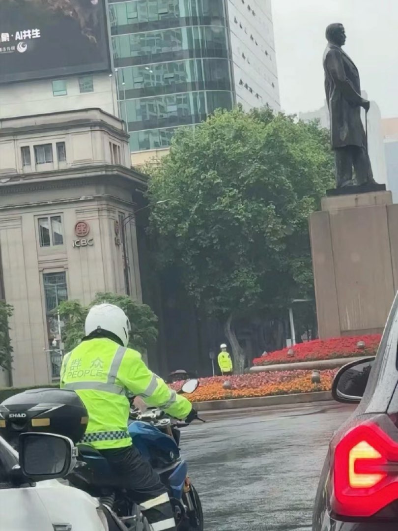 穿与交警同款的反光衣涉嫌违法？律师：误导他人或冒充交警执行公务将被处罚