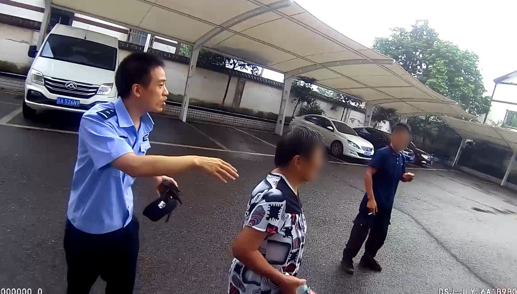 2民警帮助老人找到家人