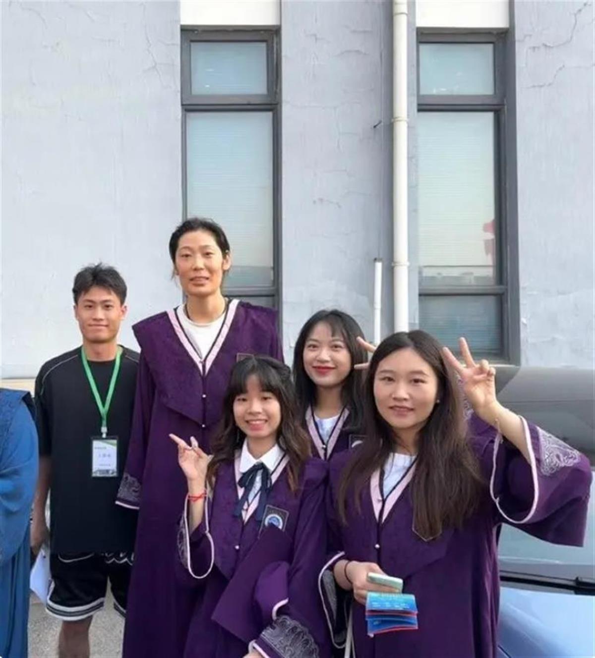 排球女将朱婷北师大硕士毕业，网友晒出合照，郎平也是校友