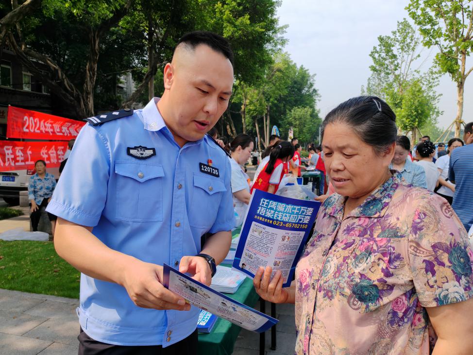 民警向群众讲解禁毒知识