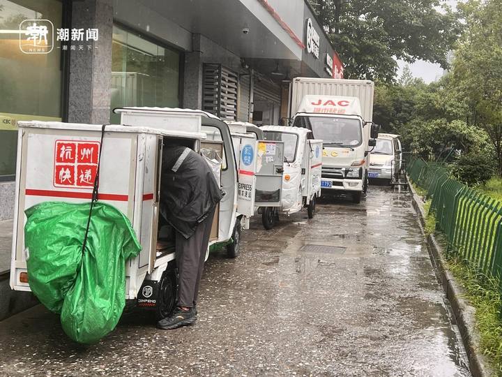 湿透的鞋子，风雨中的忙碌，“暴力梅”下的小哥：客户一句话暖心