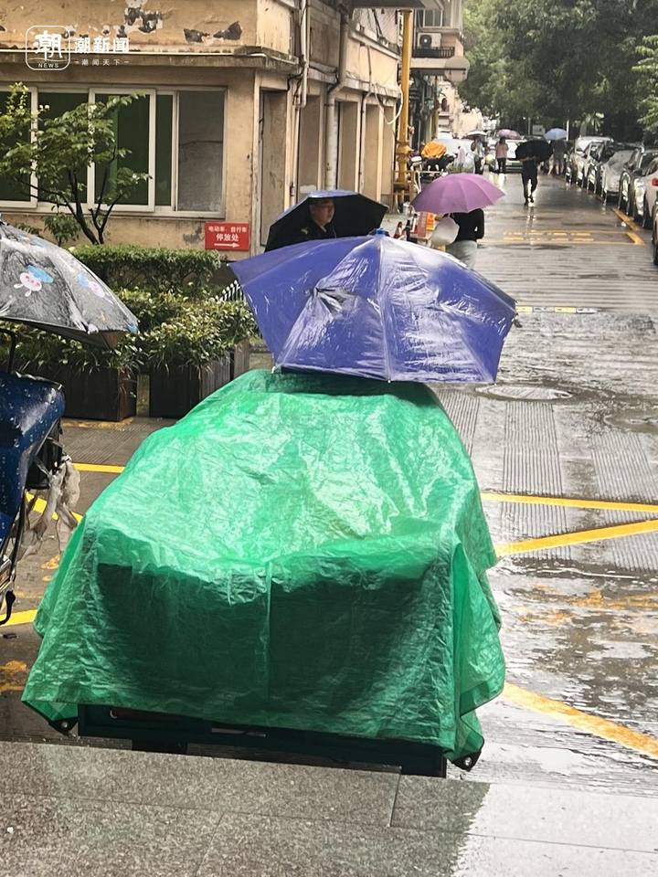 湿透的鞋子，风雨中的忙碌，“暴力梅”下的小哥：客户一句话暖心