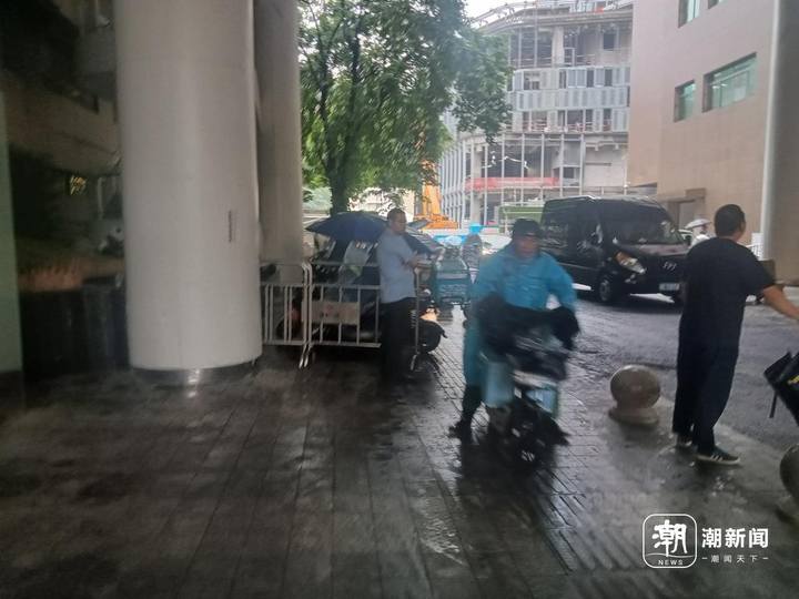 湿透的鞋子，风雨中的忙碌，“暴力梅”下的小哥：客户一句话暖心