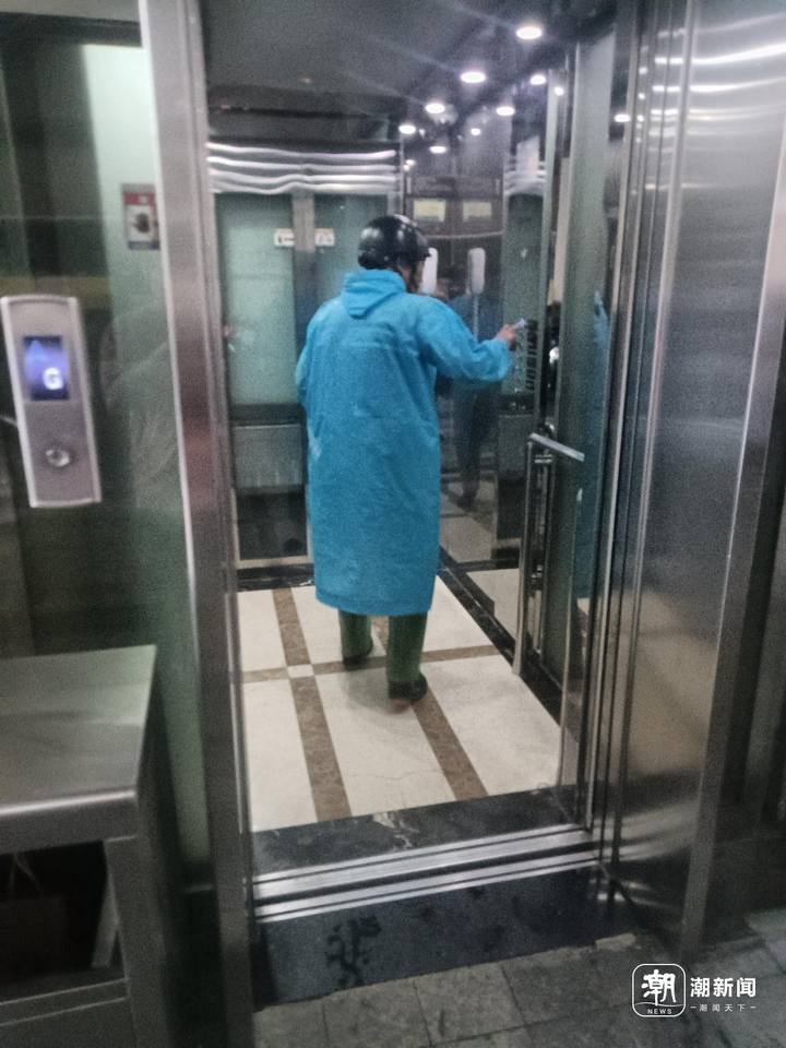 湿透的鞋子，风雨中的忙碌，“暴力梅”下的小哥：客户一句话暖心