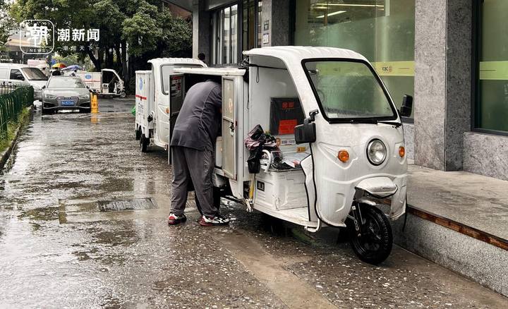湿透的鞋子，风雨中的忙碌，“暴力梅”下的小哥：客户一句话暖心