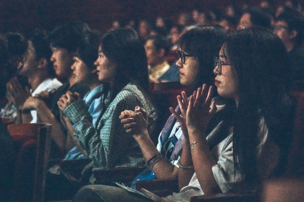 文化中国行|雕琢三年再上演！话剧《天坑问道》这样讲述下庄“天路”背后的故事