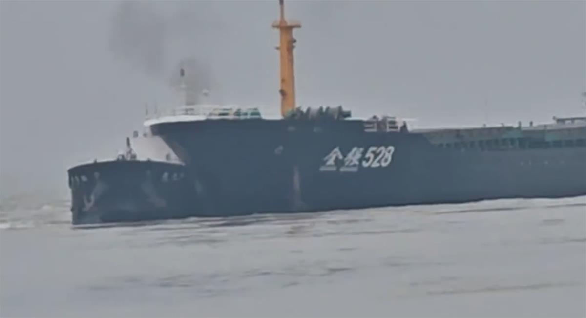长江南通段两船碰撞致2人落水失联，当地：失联人员仍在搜救，沉船正在打捞