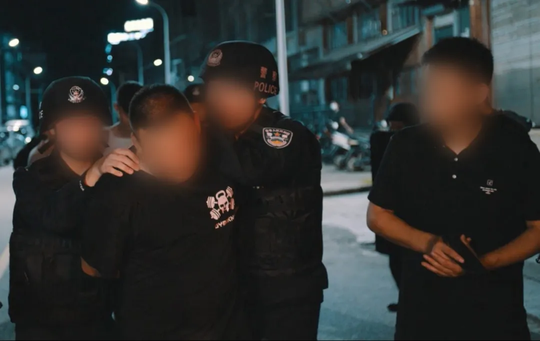 电视剧都不敢这么演!缉毒警卧底侦查连续偶遇同事