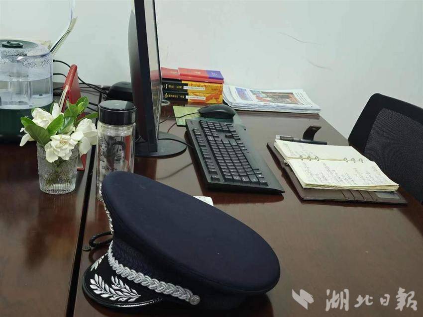 身中15刀仍与歹徒殊死搏斗，武汉民警邱建军鲜血浸透警服壮烈牺牲