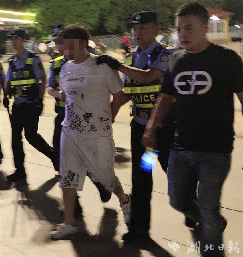 身中15刀仍与歹徒殊死搏斗，武汉民警邱建军鲜血浸透警服壮烈牺牲