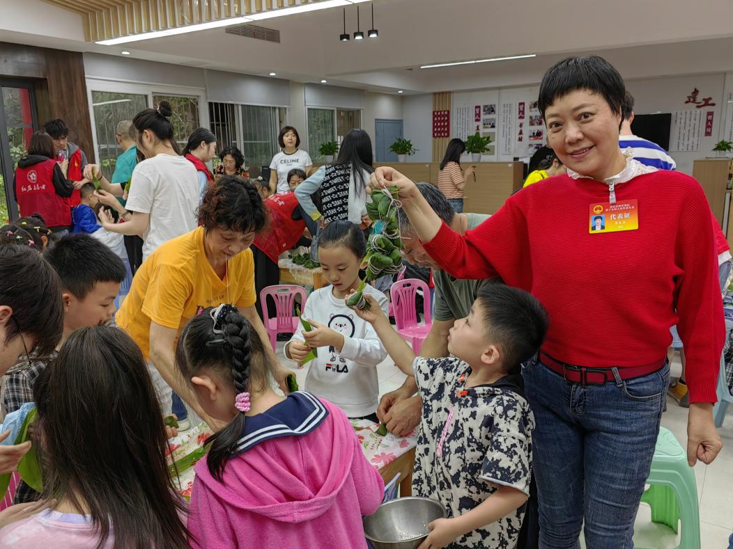 区人大代表李艾冬教孩子们包粽子2