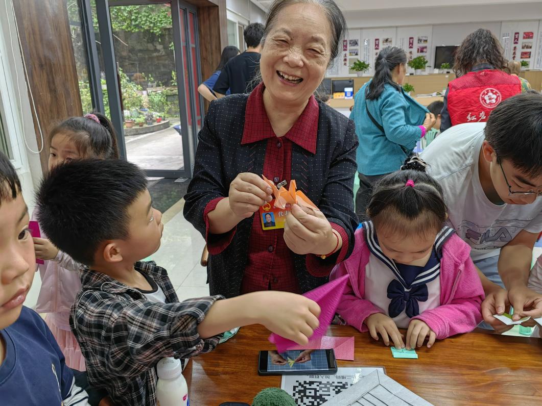 区人大代表龙莉莉教孩子们折纸鹤2