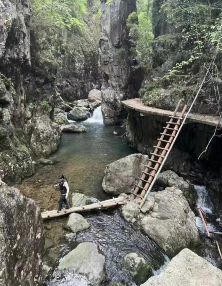 浙江台州一废弃景区两驴友拉绳索穿越急流被冲走，当地曾连续发布暴雨预警