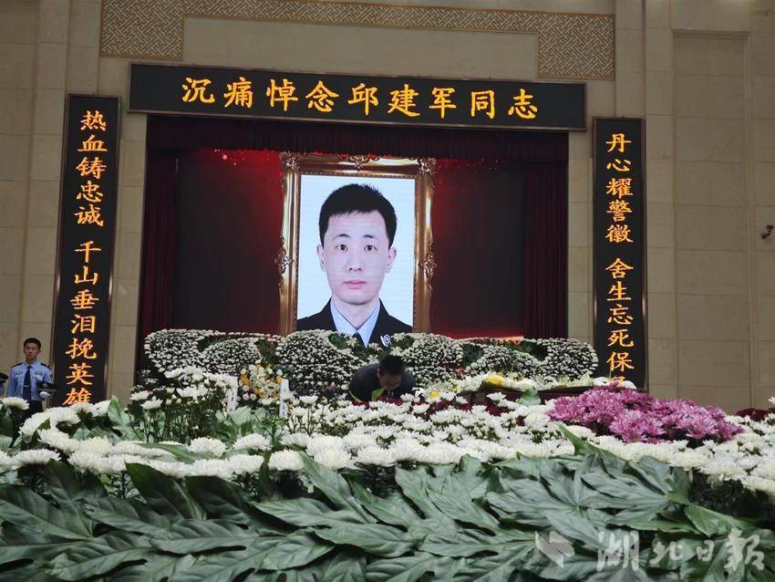 身中15刀仍与歹徒殊死搏斗，武汉民警邱建军鲜血浸透警服壮烈牺牲