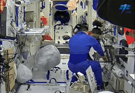 航天员在太空如何量体重？答：亿点点物理知识和科技手段