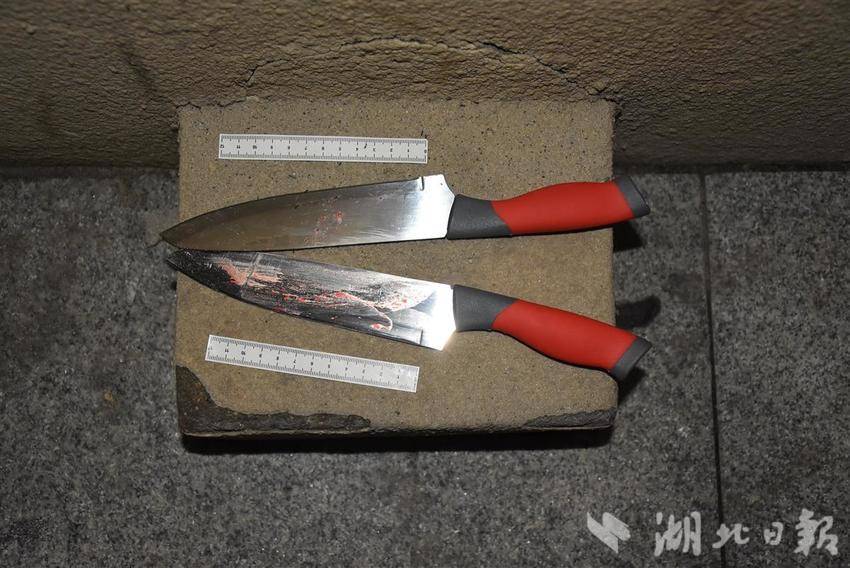 身中15刀仍与歹徒殊死搏斗，武汉民警邱建军鲜血浸透警服壮烈牺牲