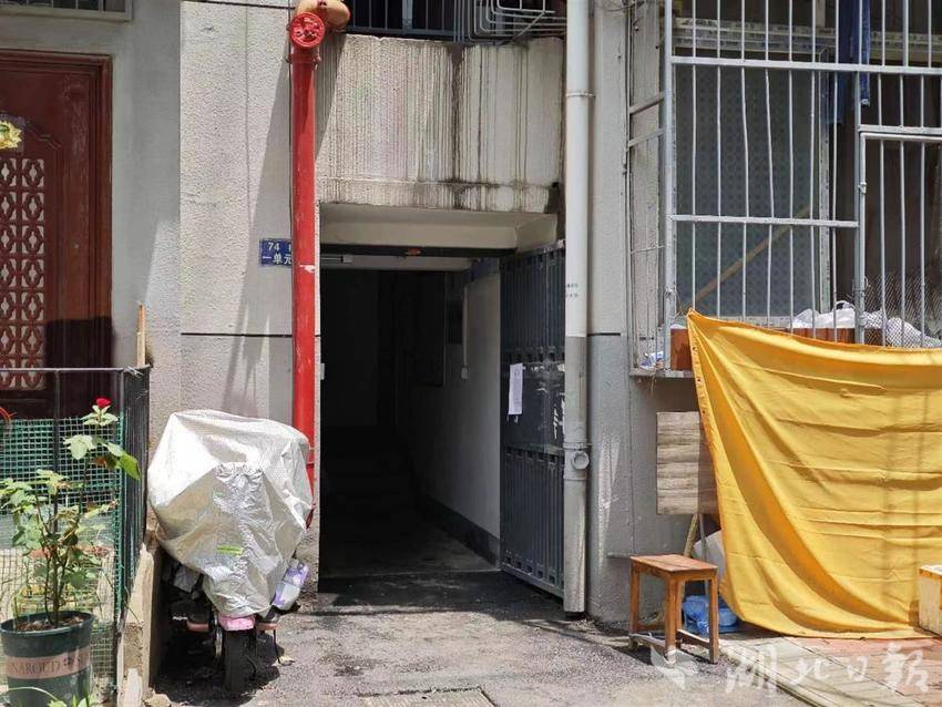身中15刀仍与歹徒殊死搏斗，武汉民警邱建军鲜血浸透警服壮烈牺牲