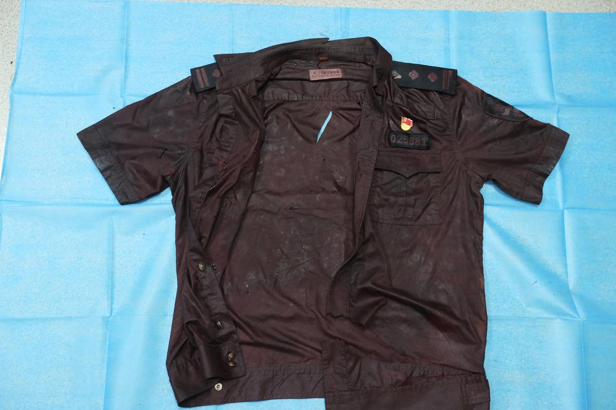 身中15刀仍与歹徒殊死搏斗，武汉民警邱建军鲜血浸透警服壮烈牺牲