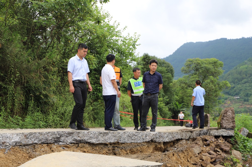 山体滑坡4小时前 这名网格员及时发现异常成功撤离18人