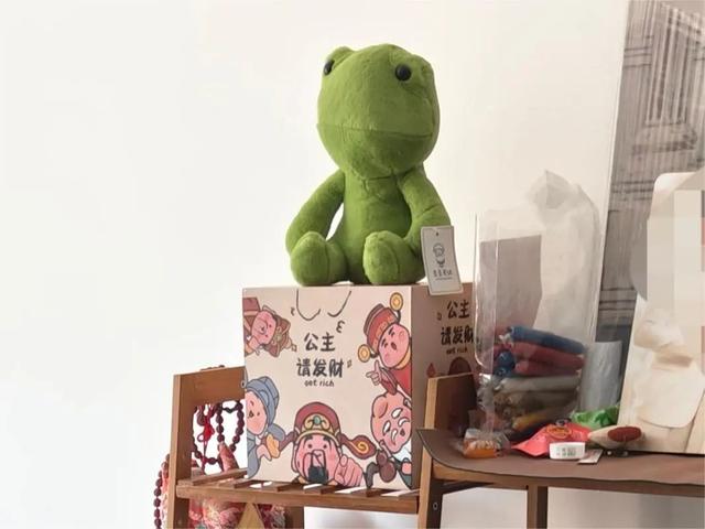 女子用牙线14次，抠走闺蜜存钱罐5900元！