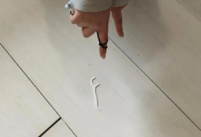 女子用牙线14次，抠走闺蜜存钱罐5900元！