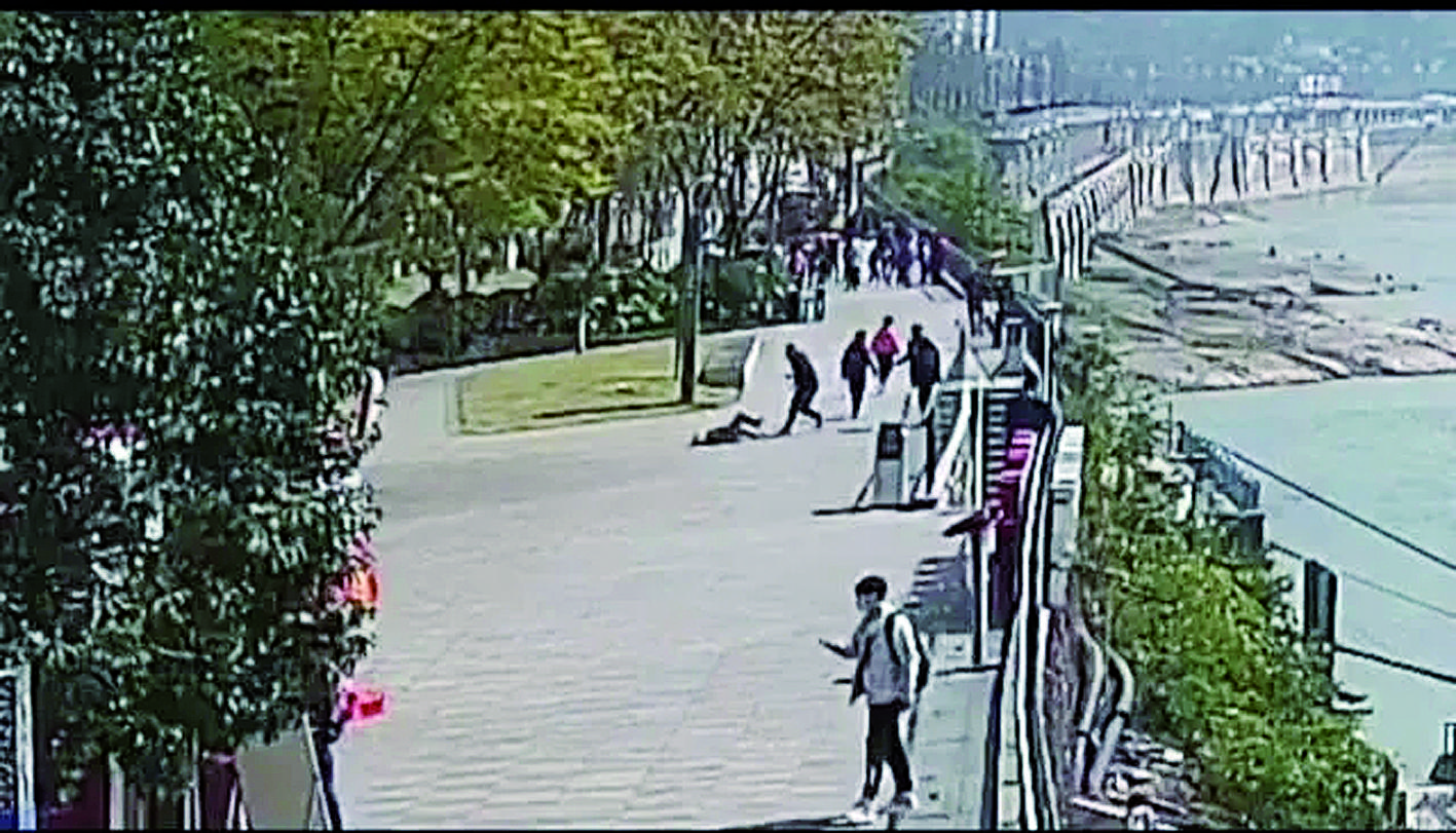 太粗心!拍照撞倒八旬老人 被判赔偿12.5万
