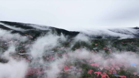 如“银河倒泻” 庐山现瀑布云奇观