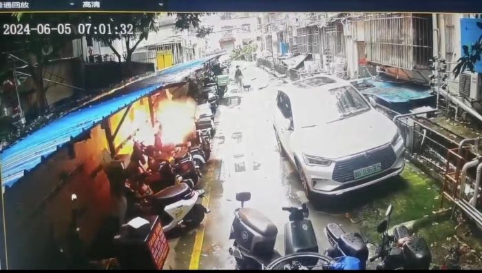 深圳一小区电动车棚起火多辆电动车被烧成铁架 当地社居委回应