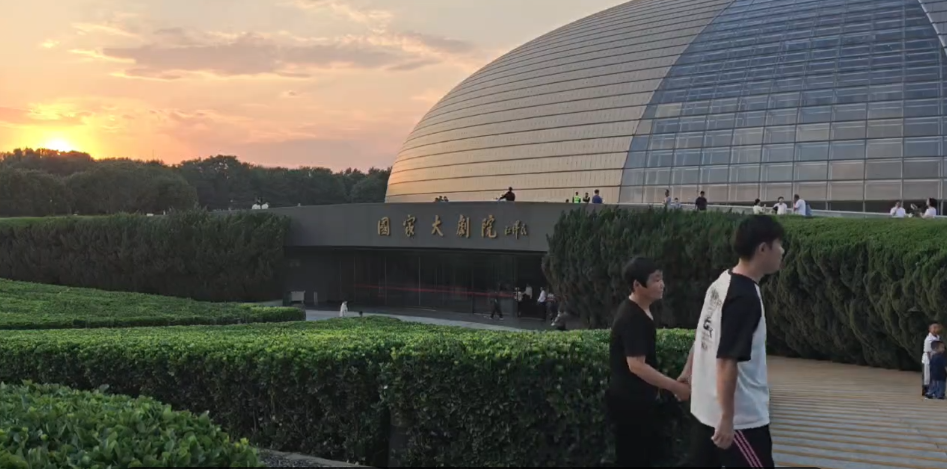做兼职挣学费，毕业前带妈妈旅游，山东这名大学生的视频让网友泪目