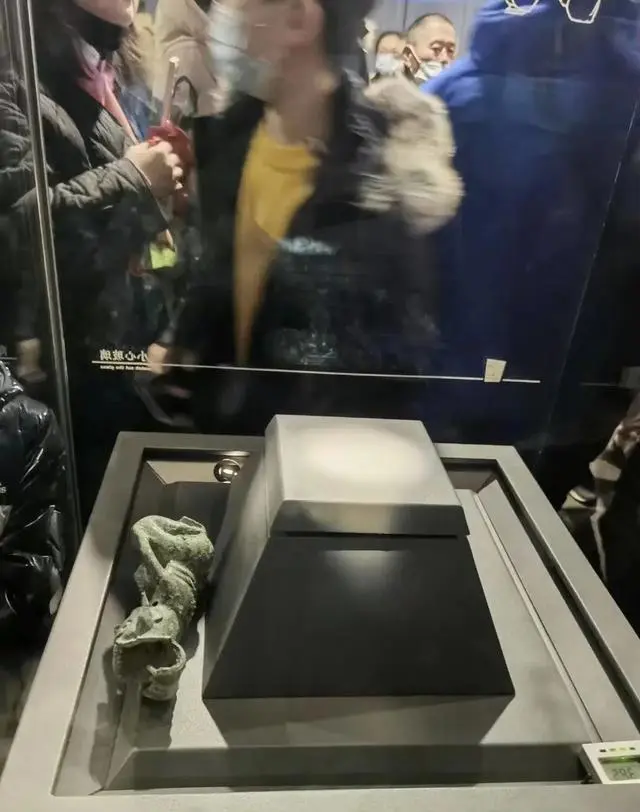 三星堆博物馆内,游客抡凳子打架?网友炸了!