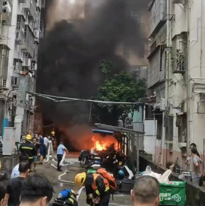 深圳一小区电动车棚起火多辆电动车被烧成铁架 当地社居委回应