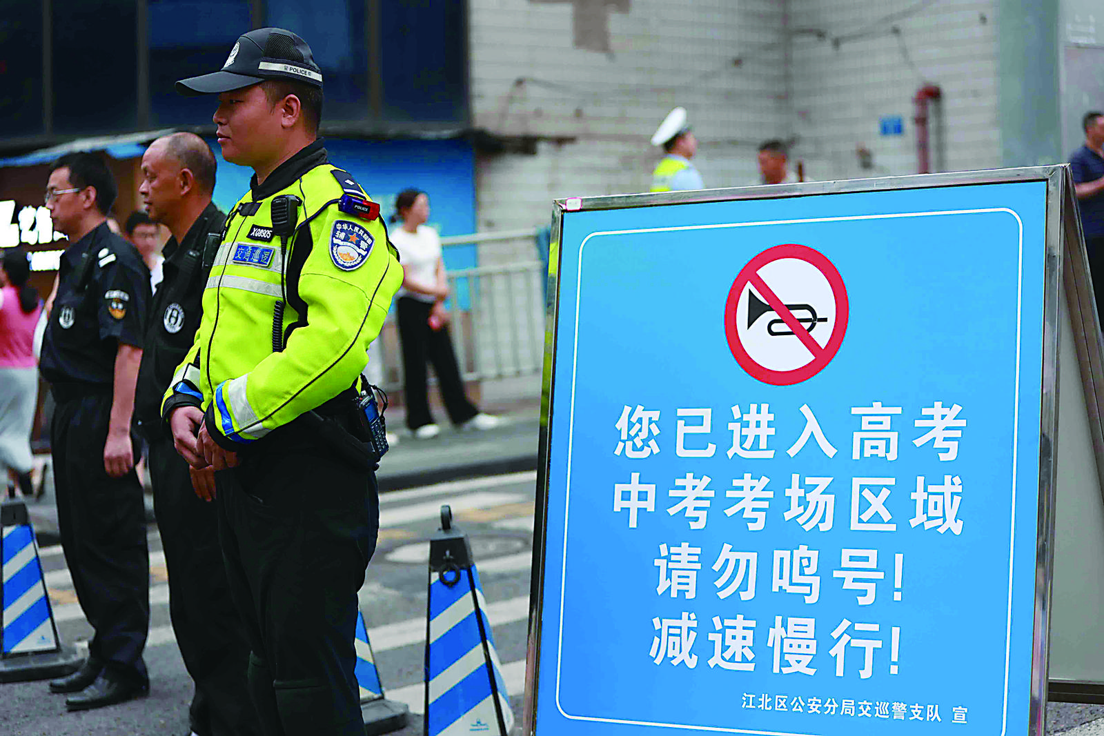 严查鸣号飙车炫技等违法行为