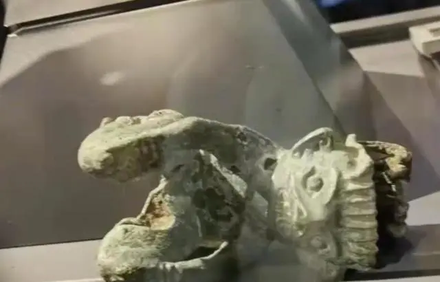 三星堆博物馆内,游客抡凳子打架?网友炸了!