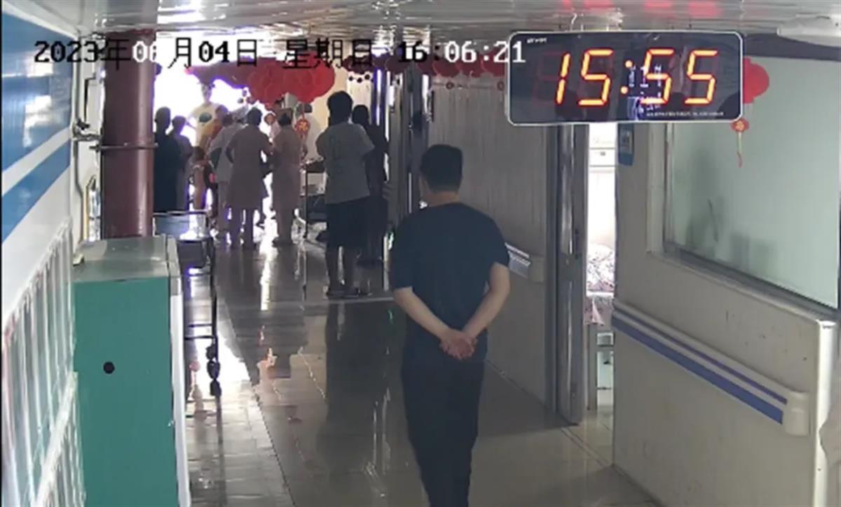 女童掉入医院走廊开水桶特重度烫伤，涉事四方均被判担责