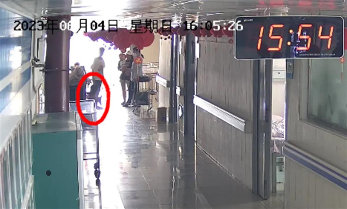 女童掉入医院走廊开水桶特重度烫伤，涉事四方均被判担责