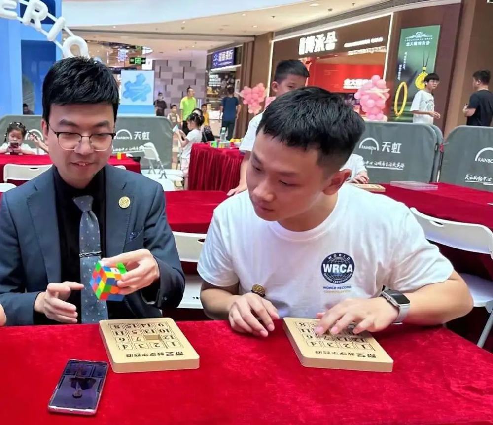 0.979秒！广州一少年解华容道破世界纪录