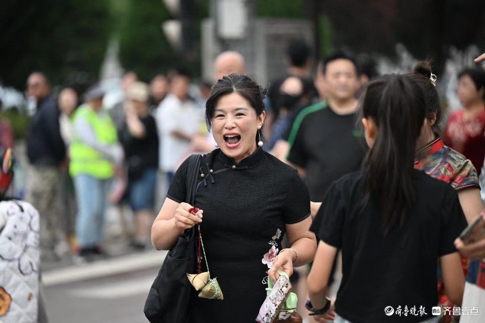 一举高“粽”！姐姐高考用完妹妹用，济南家长带着存了六年的粽子来送考
