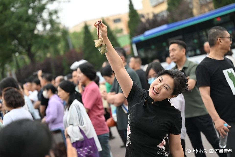 一举高“粽”！姐姐高考用完妹妹用，济南家长带着存了六年的粽子来送考