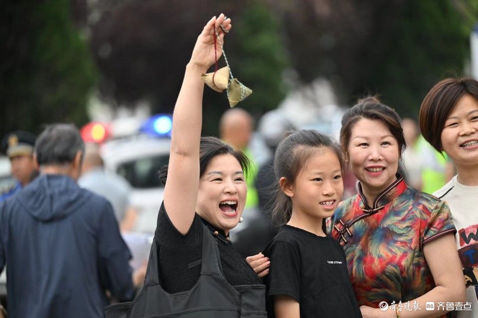 一举高“粽”！姐姐高考用完妹妹用，济南家长带着存了六年的粽子来送考