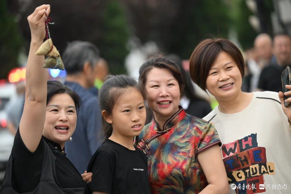 一举高“粽”！姐姐高考用完妹妹用，济南家长带着存了六年的粽子来送考