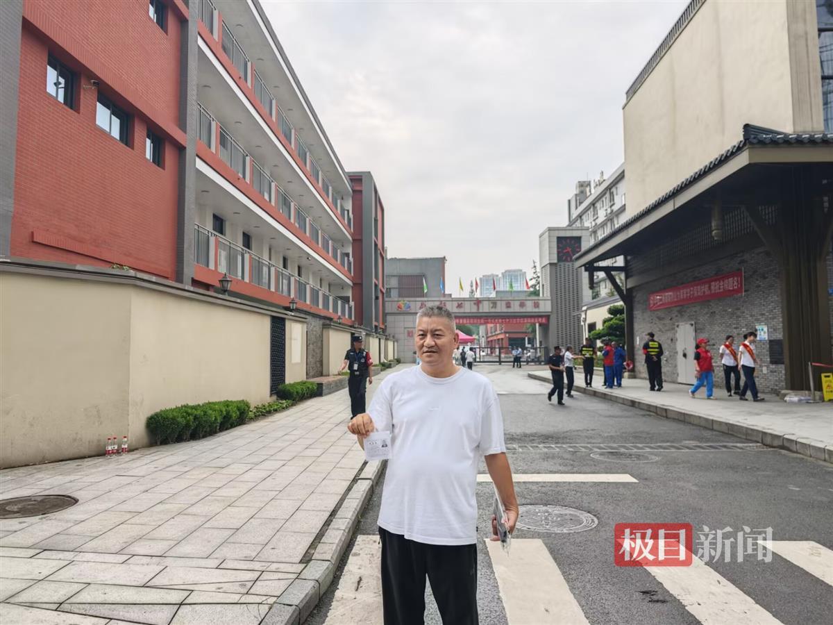 “高考钉子户”梁实第28次参加高考，考场外被送考家长认出，目标四川大学不动摇