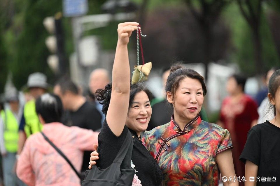 一举高“粽”！姐姐高考用完妹妹用，济南家长带着存了六年的粽子来送考