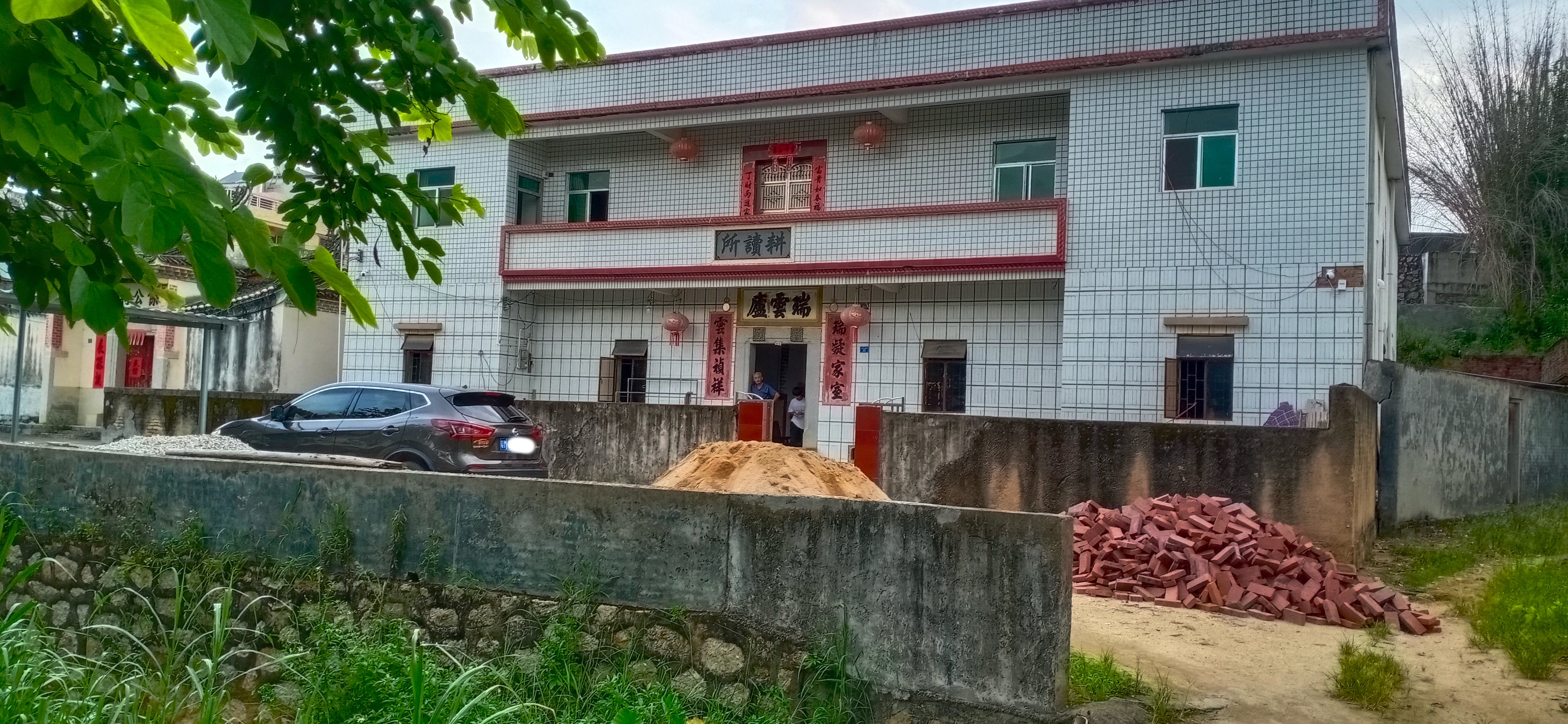 七旬老人被打昏迷、孙子跳河身亡，打人邻居一审被判九年十个月