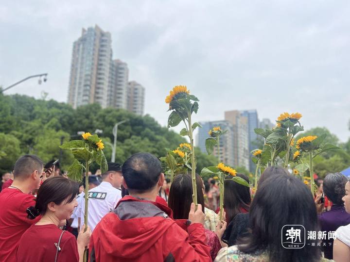 穿着手绣加油衫的北大保送生也来高考:这是与青春的阶段性分别