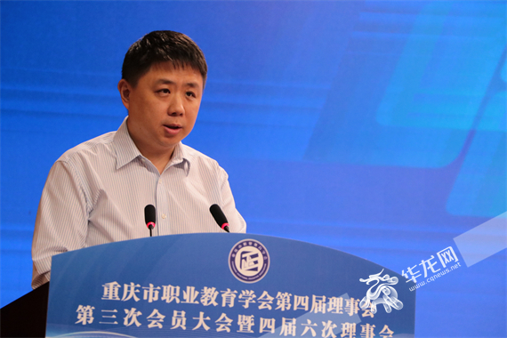 重庆市民政局社会组织管理局副局长王渝讲话。陈佳 摄