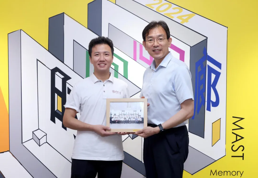 那个“在工地上收到清华录取通知书”的学生，现在怎么样了？